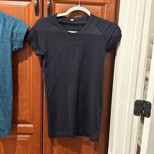 Lululemon swiftly tee size 6, navy